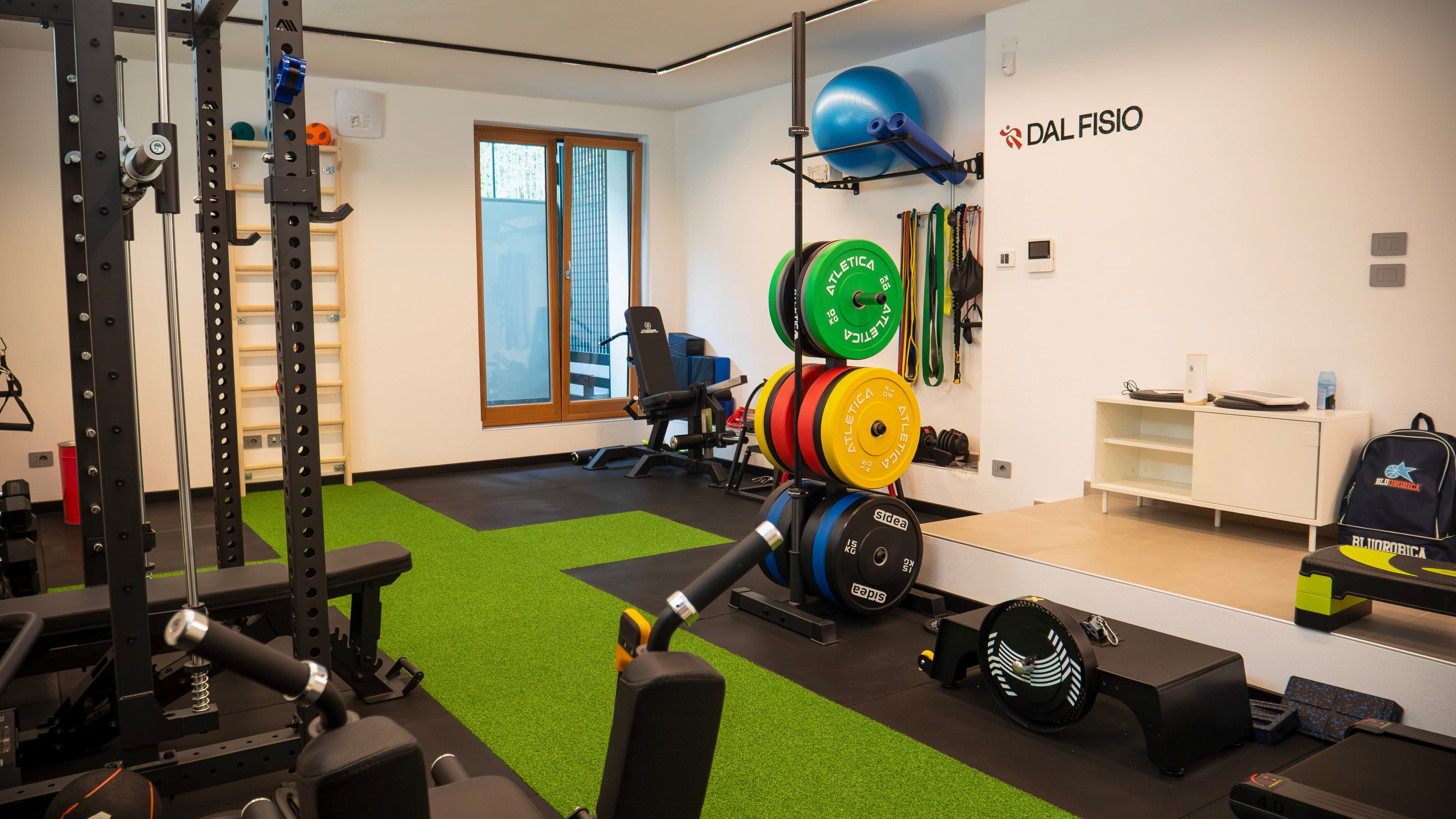 Area per esercizi riabilitativi con elastici e attrezzature fitness