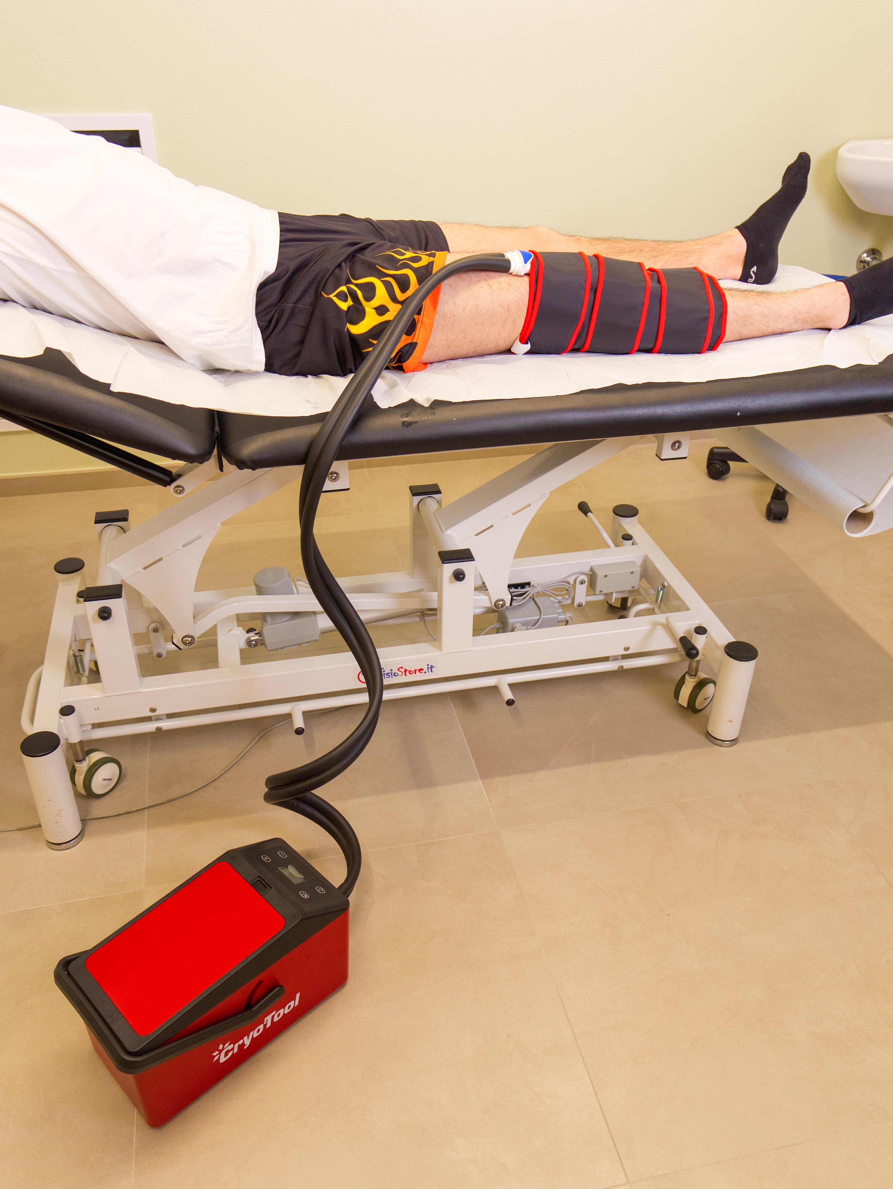 Paziente che riceve un trattamento di crioterapia compressiva al ginocchio