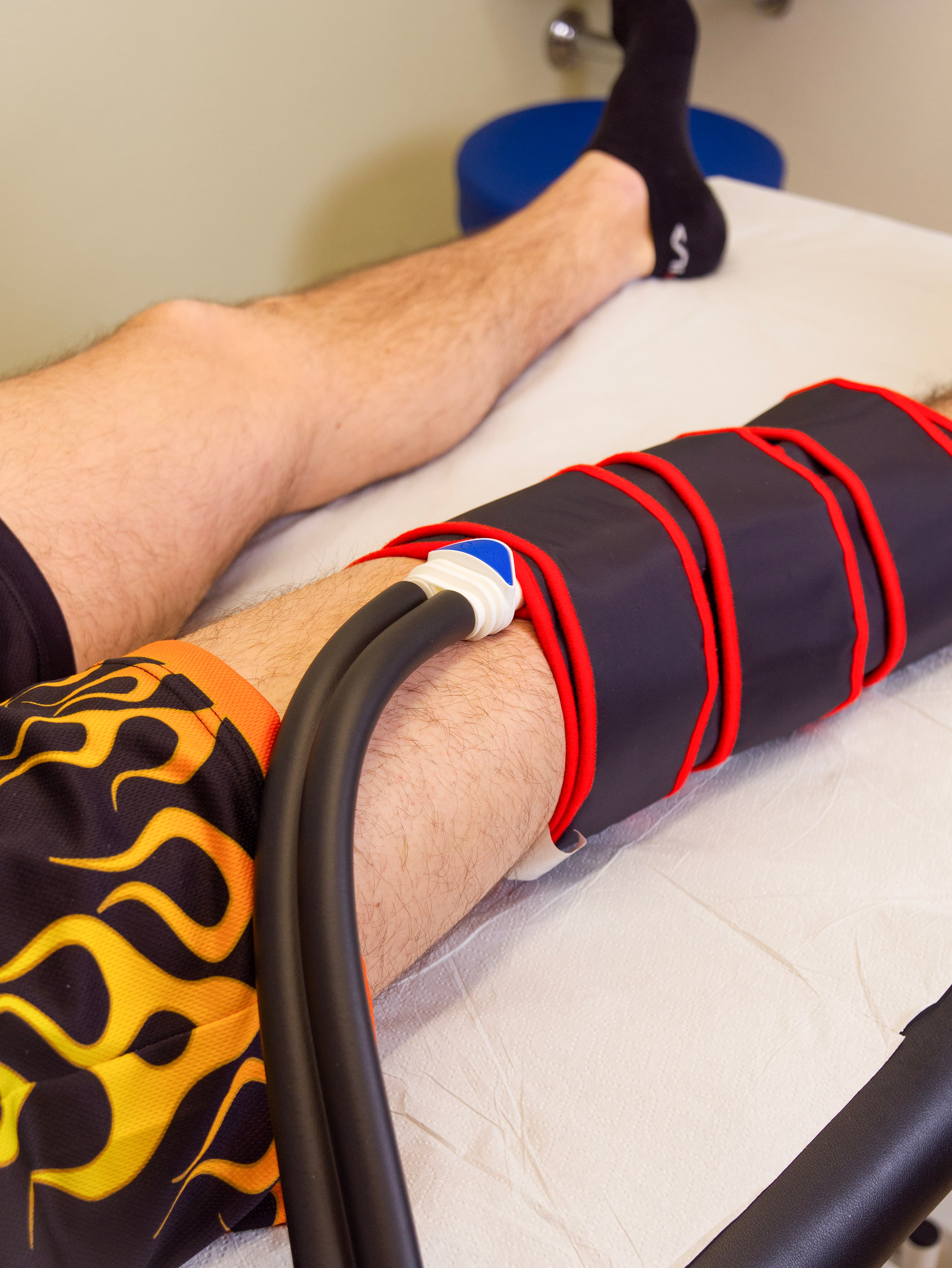Paziente sottoposto a trattamento di crioterapia compressiva al ginocchio