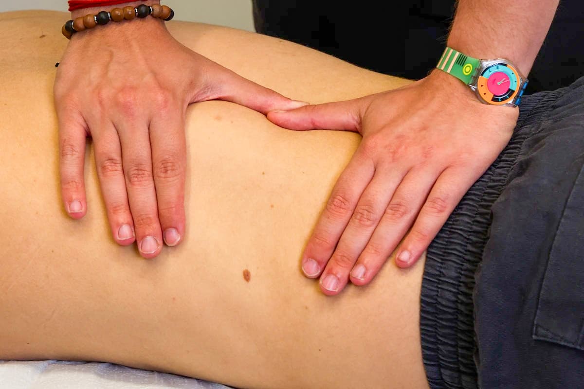 Fisioterapista che esegue un massaggio alla schiena del paziente