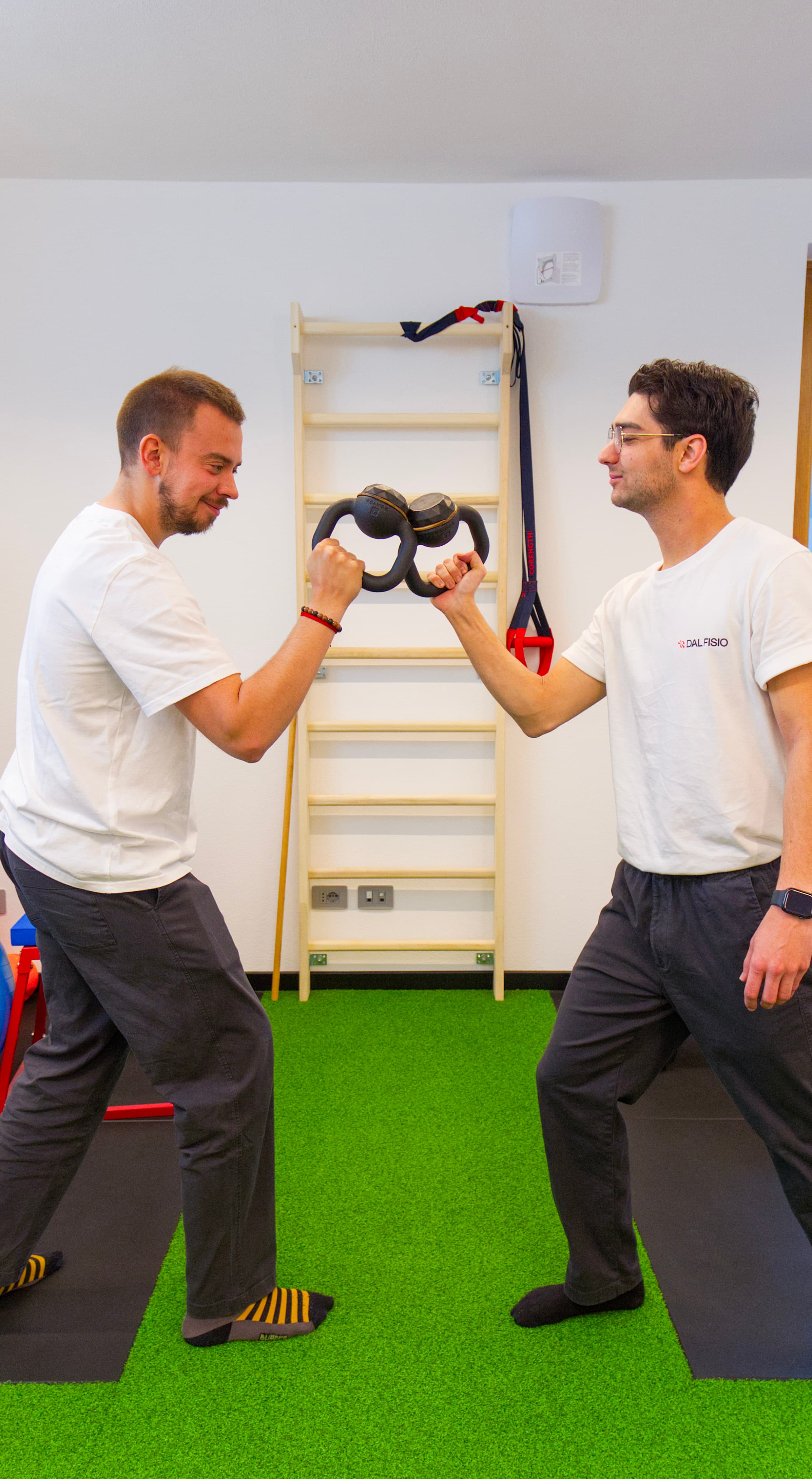 Luca e Matteo con pesi nella palestra di Dal Fisio