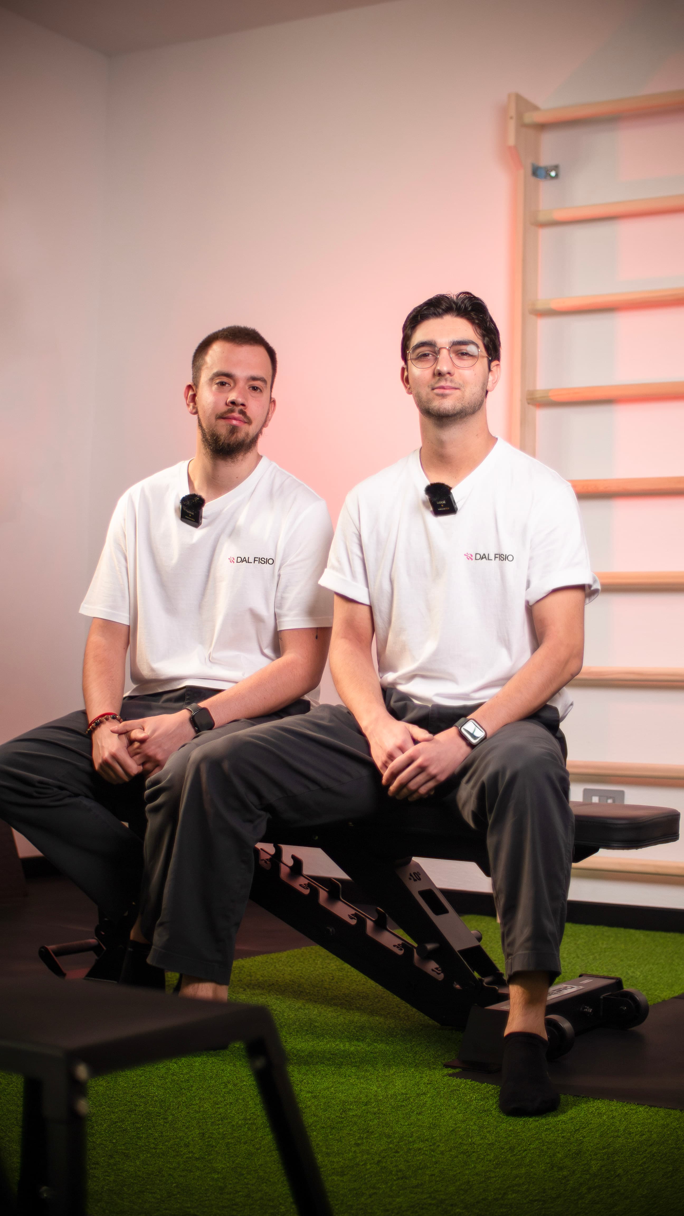 Matteo e Luca, fisioterapisti di Dal Fisio seduti nello studio
