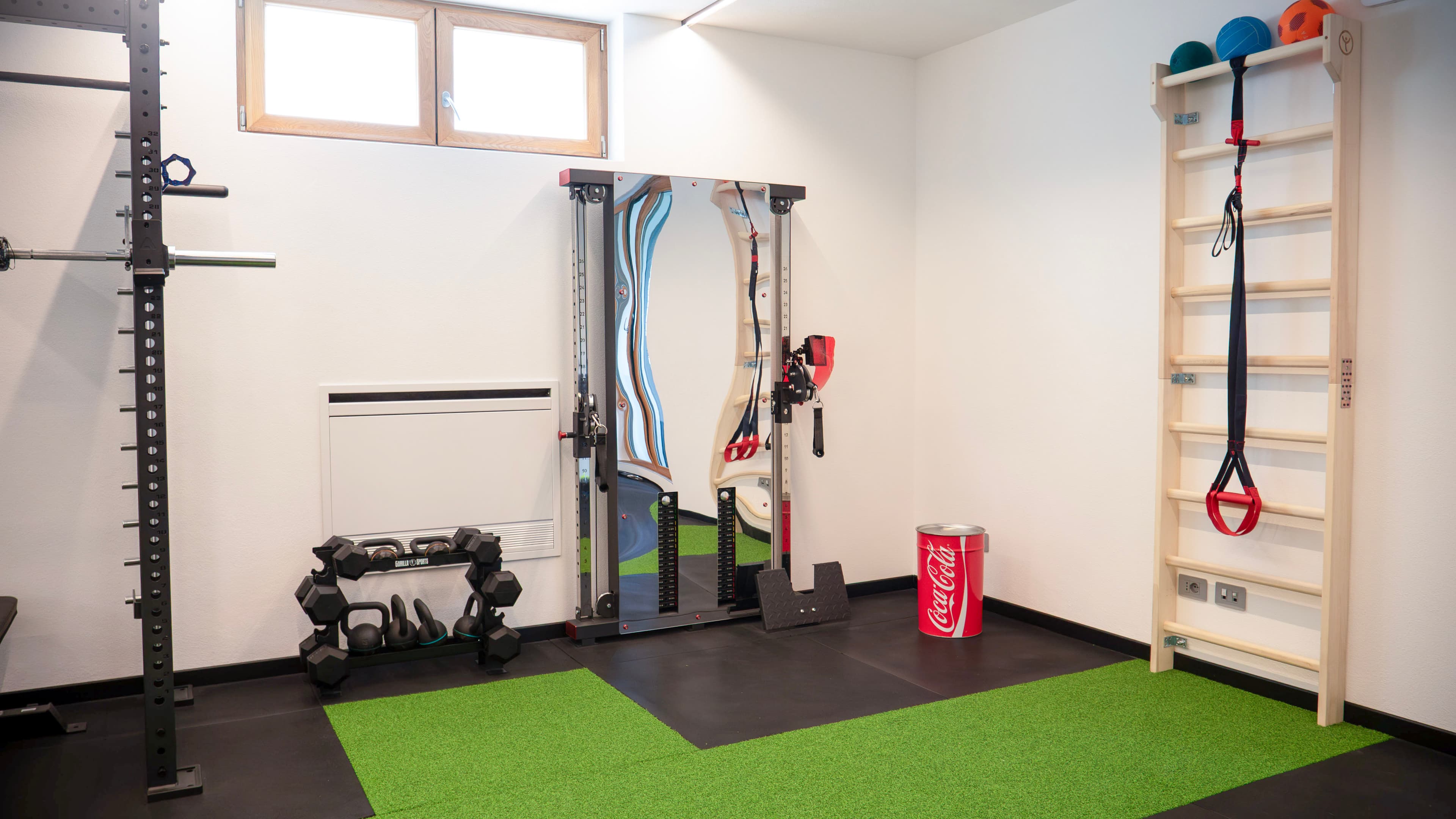 Area dedicata all´allenamento funzionale e ai pesi nella palestra